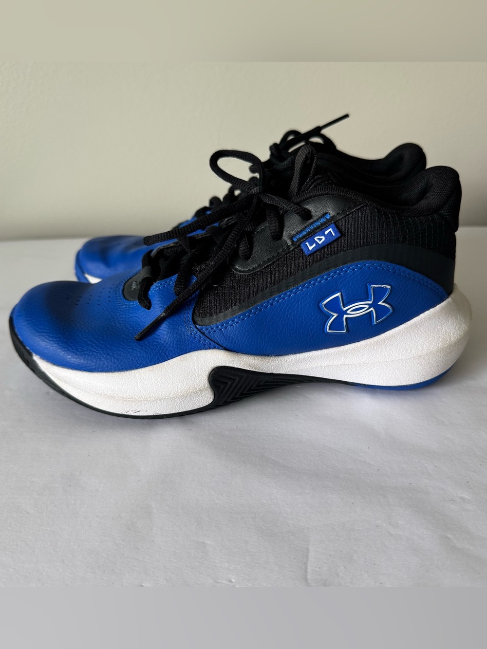UNDER ARMOUR Size 7 Youth Girls or Boys Blue Sneakers - Like New